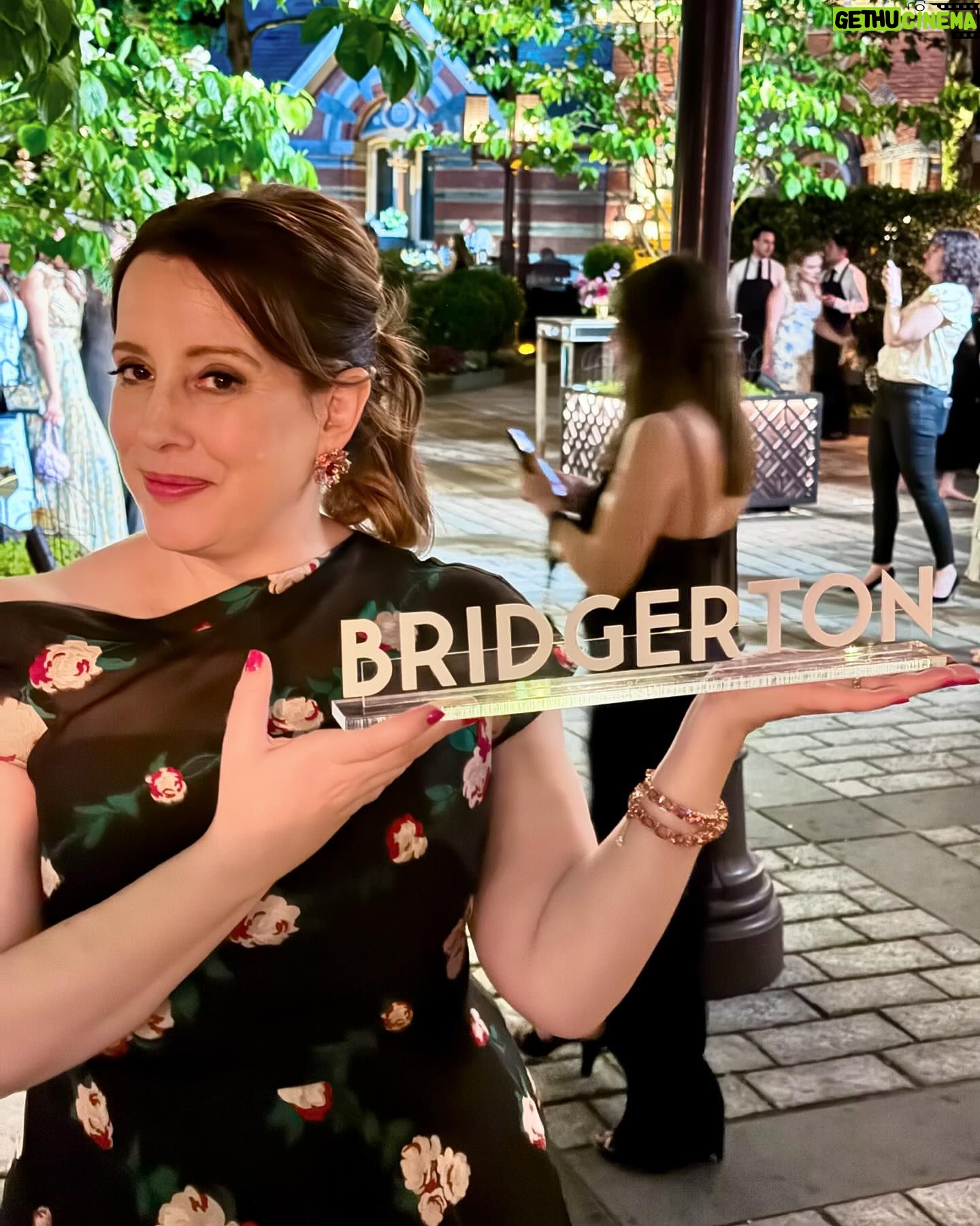 Julia Quinn - 25.9K Likes - Six women of #Bridgerton! And yeah, I might have left the after party with that sign…
#iregretnothing