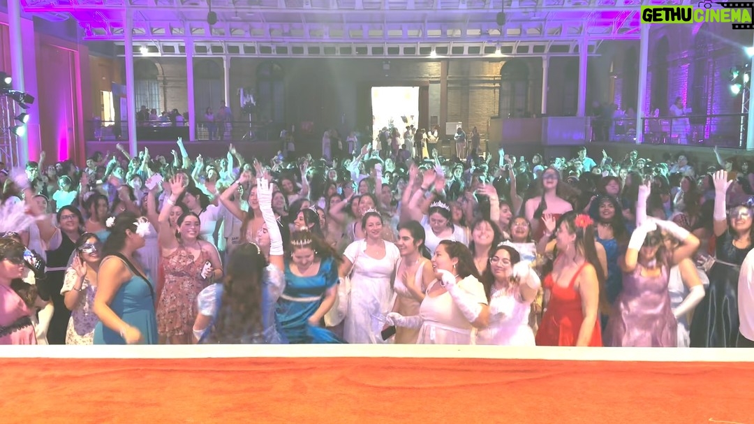 Julia Quinn Instagram - First time I've ever had a booksigning turn into a dance party! @edicionesuranochile @amabook.cl #amabookexperience #amabookexperiencechile