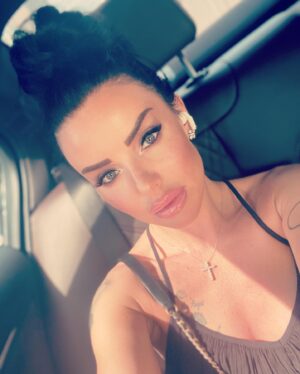 Julia Volkova Instagram - Сегодня я грустишка🥺 
Но я себе это иногда разрешаю)мы же девочки такие🥰