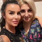 Julia Volkova Instagram - @mechtaellis Дорогая,ты просто ураган эмоций,добра,света и безумной любви к животным,в чем мы с тобой похожи😘❤️🙏Рада была вас видеть,и спасибо что привела моих собачек в порядок🔥они теперь улыбаются мне голливудской,белоснежной улыбкой 🐶🌺 #чистказубов #собаки #вива #шелтон