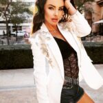 Julia Volkova Instagram - На сегодняшний день время,которое нам дано нужно использовать с пользой,с познанием,опытом,найти что то новое,посмотреть,научиться🙏 1.Я каждый день занимаюсь спортом,у меня дома для этого есть все необходимое🏋🏻‍♀️ 2.Подбираю для себя питание,экспериментирую,делаю детокс-дни😋 3.Пью различные витамины💃🏻я делаю это каждую весну и осень🔥 4. И с завтрашнего дня с удовольствием присоединюсь к @nikitinasport и освою технику вакуума живота и волны наули! Прежде всего это очень полезно для внутренних органов,для пищеварения подтянуть и подхудить животик,кому это необходимо👌теперь это станет и для меня обязательной программой,давно хотела научиться💃🏻 Девочки,присоединяйтесь🧘🏻‍♀️Завтра 22 апреля в 19.00 по Мск времени стартуем🔥Давайте попробуем?