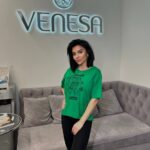 Julia Volkova Instagram - Моя любимая тема-косметология😜 Вместе с @venesa_clinic будем вам рассказывать,что я люблю из процедур больше всего) Каждый год делаю Микроигольчатый RF-лифтинг Morfpheus 8 это топ🔥🔥🔥Лицо,шея,живот,бедра-можно делать любые зоны👌все становится упругое и подтянутое,меняется качество кожи реально🔥и это не так уж и больно (потерпеть можно😉)лучше всего это делать весной или осенью,пока нет солнца👌 продолжаю дальше делиться?интересно?