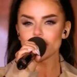 Julia Volkova Instagram - Нет ничего более страшного, чем гибель детей. Ничего… В Казани мамы не дождались из школы своих малышей. И мир остановился. Зло отняло у них жизни. И вокруг теперь лишь огромное горе, лишь слезы, слезы. И не найти слов, которые утешат и уймут боль в душе. А в мыслях образы где они еще живы и счастливы. Я сама мама, я соболезную вам всей душою, разделяя вашу невыносимую горечь утраты. Казань, Татарстан, МЫ с вами, держитесь наши родные. Мы плачем вместе с вами по вашим деткам. Сейчас мы на войне! На войне выживания, ненависти и безразличия ко всему вокруг! И нет у этой войны ни конца ни края И ходит война от семьи к семье, от человека к человеку. Мы забыли, что мы люди. Что лишь человеческое отношение власти к своему народу, принесет конец этой войне, Принесет нам Великую Победу! Спасите люди мир! Спасите люди Мир!!!
