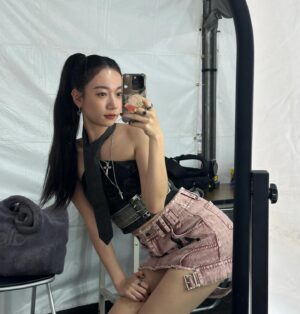 Julia Wu Instagram - 高雄櫻花季🌸 had so much fun performing yesterday✨ 好久沒看到大家 好久沒唱歌了
昨天熱爆但謝謝你們有一起來玩 🥰