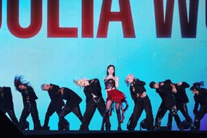 Julia Wu Instagram - 謝謝那天跟我一起在台北跨年的你們❤️
這次為了這個表演 
特別做了一個台北組曲
唱的時候真的把這幾年在這裡的回憶跟感情都放進去了
改編了買榜也加了舞蹈

謝謝我的舞蹈老師們 @imcharcoal0101 @joylin911 
我的編曲goddess @shawnchen_fp @livmus.w @at_artinjidg 
我的團隊 you know who you are 

Happy new year my loves 💋