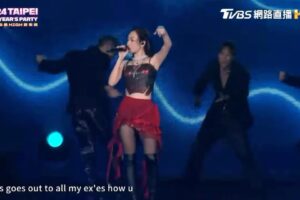 Julia Wu Instagram - 謝謝那天跟我一起在台北跨年的你們❤️
這次為了這個表演 
特別做了一個台北組曲
唱的時候真的把這幾年在這裡的回憶跟感情都放進去了
改編了買榜也加了舞蹈

謝謝我的舞蹈老師們 @imcharcoal0101 @joylin911 
我的編曲goddess @shawnchen_fp @livmus.w @at_artinjidg 
我的團隊 you know who you are 

Happy new year my loves 💋