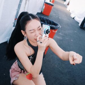 Julia Wu Instagram - 高雄櫻花季🌸 had so much fun performing yesterday✨ 好久沒看到大家 好久沒唱歌了
昨天熱爆但謝謝你們有一起來玩 🥰