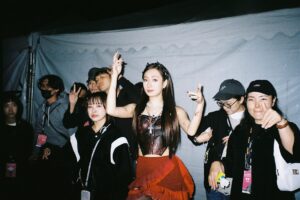 Julia Wu Instagram - 謝謝那天跟我一起在台北跨年的你們❤️
這次為了這個表演 
特別做了一個台北組曲
唱的時候真的把這幾年在這裡的回憶跟感情都放進去了
改編了買榜也加了舞蹈

謝謝我的舞蹈老師們 @imcharcoal0101 @joylin911 
我的編曲goddess @shawnchen_fp @livmus.w @at_artinjidg 
我的團隊 you know who you are 

Happy new year my loves 💋