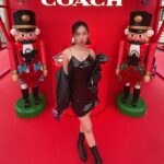Julia Wu Instagram - 怎麼辦 光雕好漂亮 太有christmas feu了🌝 @coach be making my heart melttttt🎄 #CoachHoliday #CoachNY #CoachTW