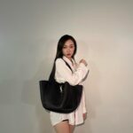 Julia Wu Instagram - 🍂 vintage top, modern bag 🪶 @ysl