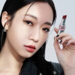 Julia Wu Instagram - 兄弟姐妹們 跟我一起擦起來 YSL 今年的新唇膏 水嘟嘟的唇 啾起來 😚 xoxo #VoguePresents #YSLBEAUTYTW #YSLLOVESHINE #情挑誘光水唇膏