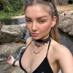Julia Wulf Instagram – Wenn man 30 Stunden nach Thailand reist um dann sein Gepäck nach 5 Tagen immer noch nicht zu haben und immer zwischen 2 Tops hin und her Switch dann muss man damit klar kommen 😅🫰🏻