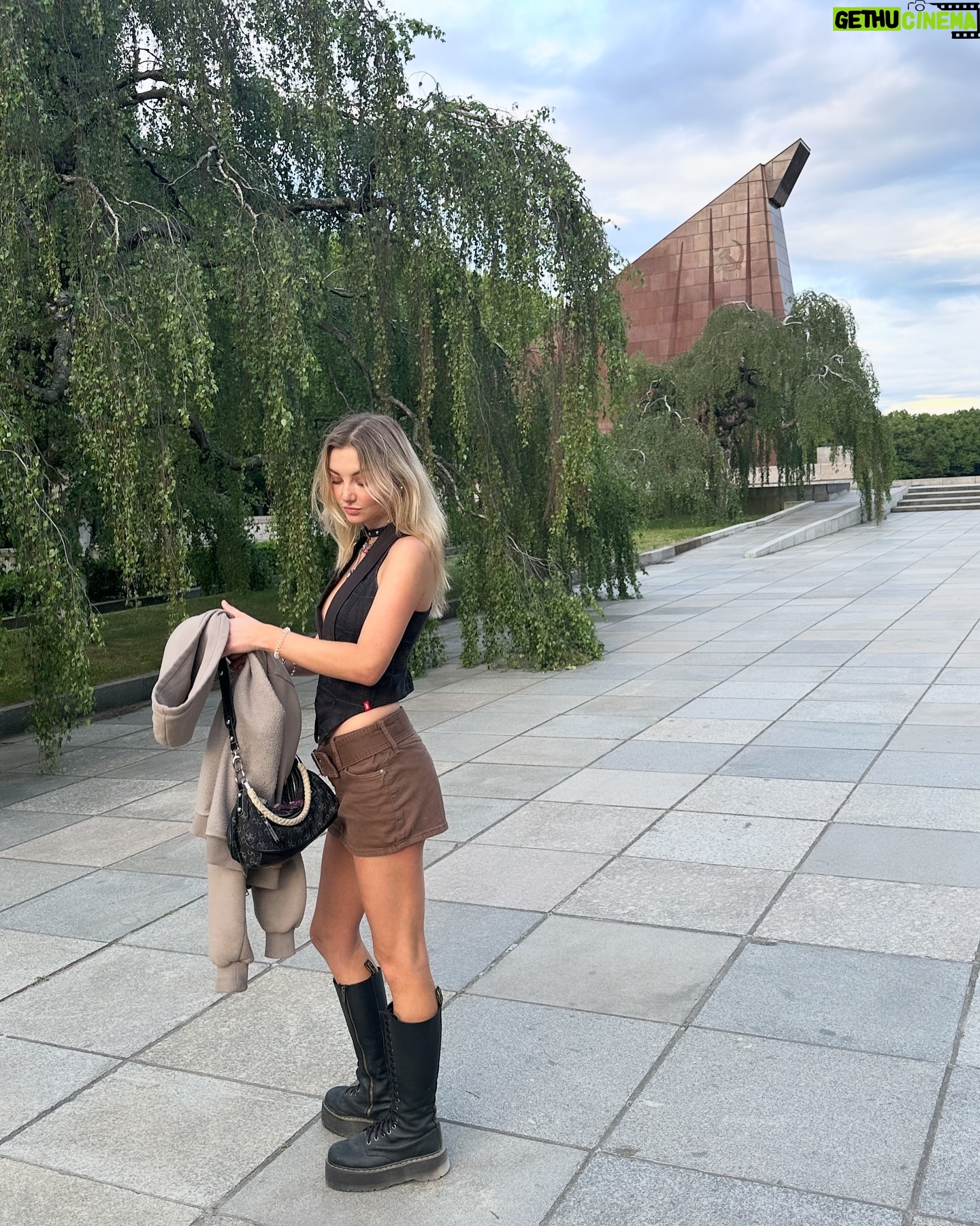 Julia Wulf Instagram - Ich hatte ja keine ahnung was für ein toller Park der Trepti ist ey Berlin du geile Saaauuu