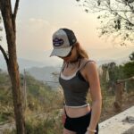 Julia Wulf Instagram – Wenn man 30 Stunden nach Thailand reist um dann sein Gepäck nach 5 Tagen immer noch nicht zu haben und immer zwischen 2 Tops hin und her Switch dann muss man damit klar kommen 😅🫰🏻