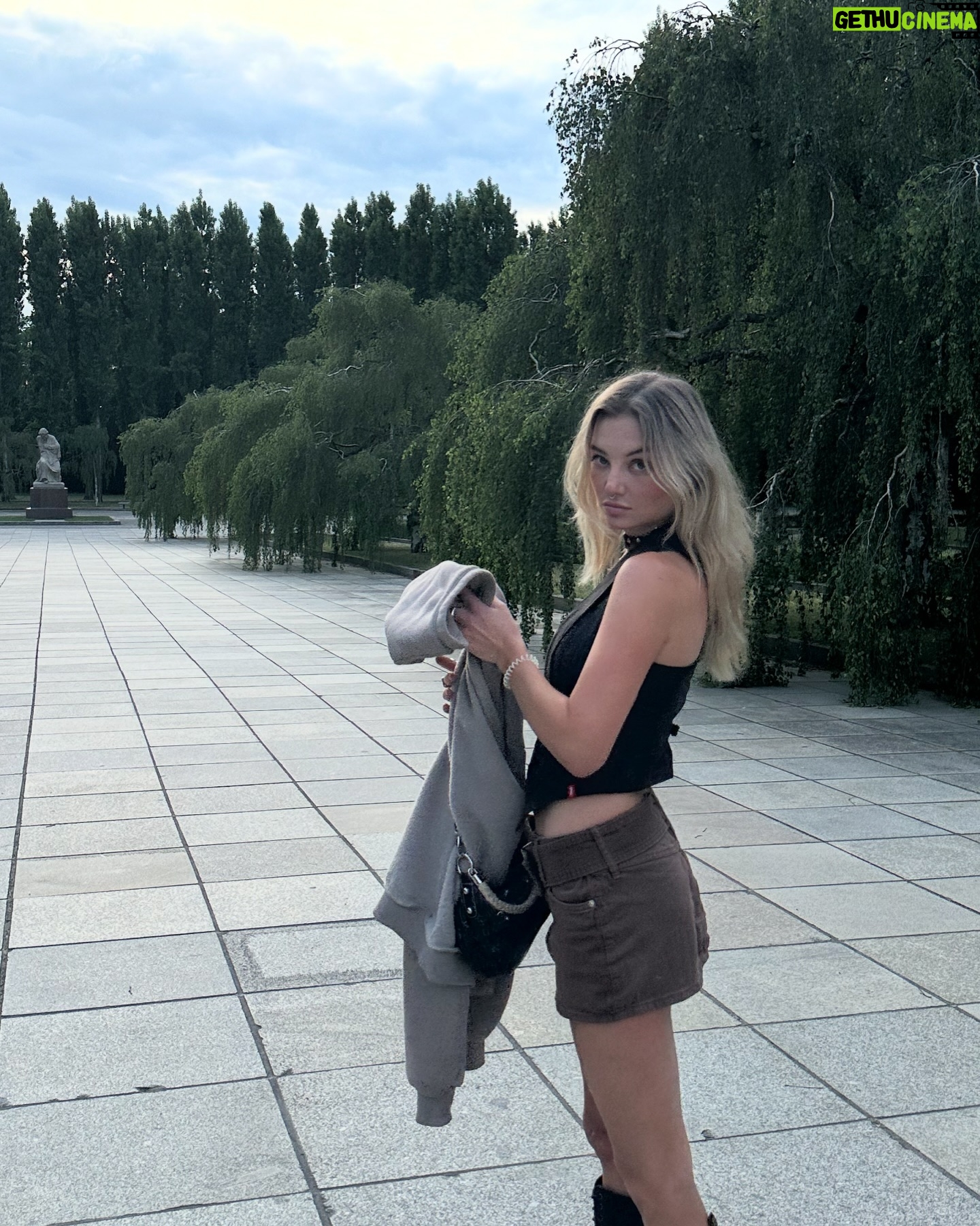 Julia Wulf Instagram - Ich hatte ja keine ahnung was für ein toller Park der Trepti ist ey Berlin du geile Saaauuu