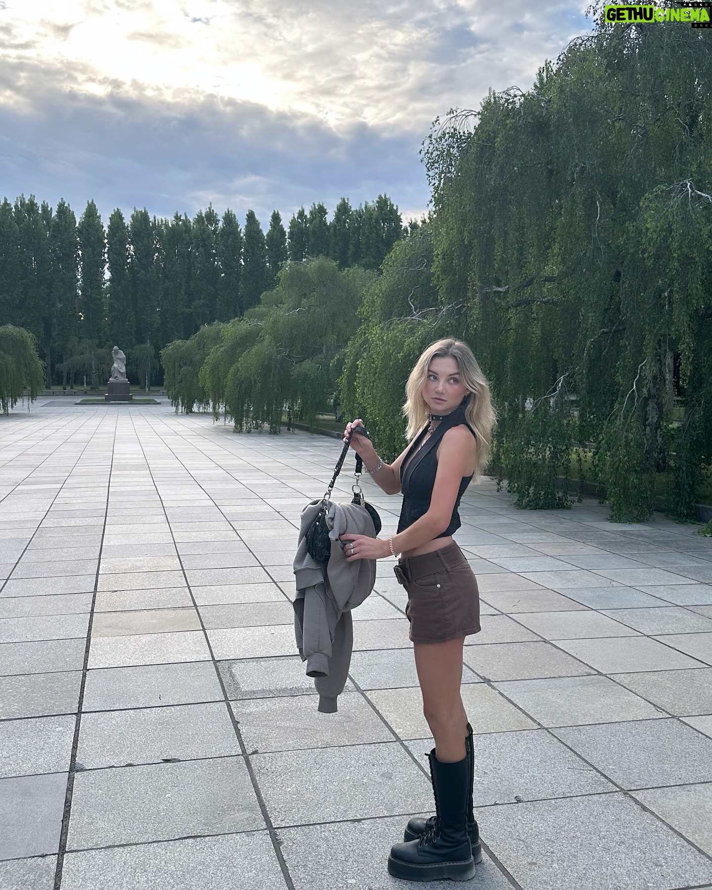 Julia Wulf Instagram - Ich hatte ja keine ahnung was für ein toller Park der Trepti ist ey Berlin du geile Saaauuu