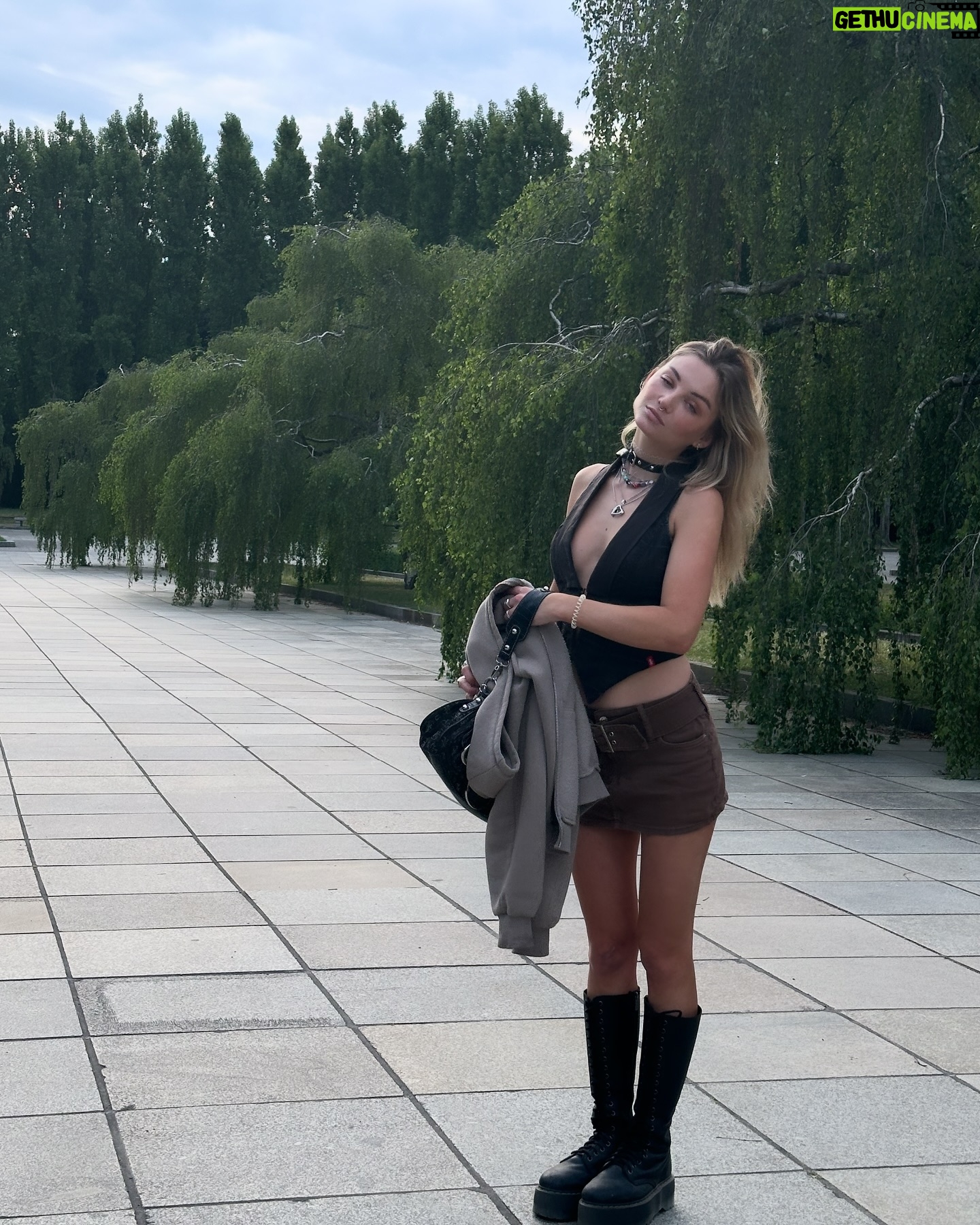 Julia Wulf Instagram - Ich hatte ja keine ahnung was für ein toller Park der Trepti ist ey Berlin du geile Saaauuu