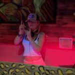 Julia Wulf Instagram – Wenn man 30 Stunden nach Thailand reist um dann sein Gepäck nach 5 Tagen immer noch nicht zu haben und immer zwischen 2 Tops hin und her Switch dann muss man damit klar kommen 😅🫰🏻