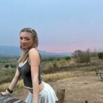 Julia Wulf Instagram – Wenn man 30 Stunden nach Thailand reist um dann sein Gepäck nach 5 Tagen immer noch nicht zu haben und immer zwischen 2 Tops hin und her Switch dann muss man damit klar kommen 😅🫰🏻