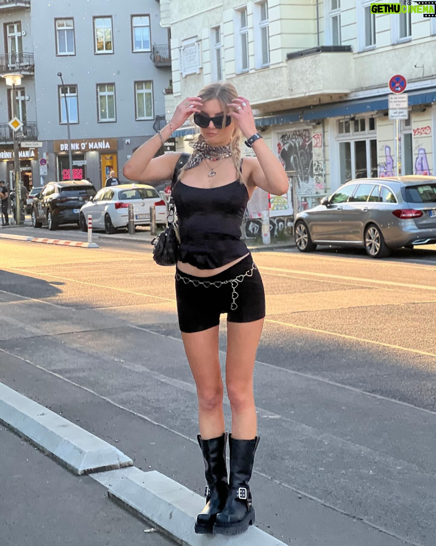 Julia Wulf Instagram - Ich voll auf allergietablette im pollensturm 🤙🏻💁♀️