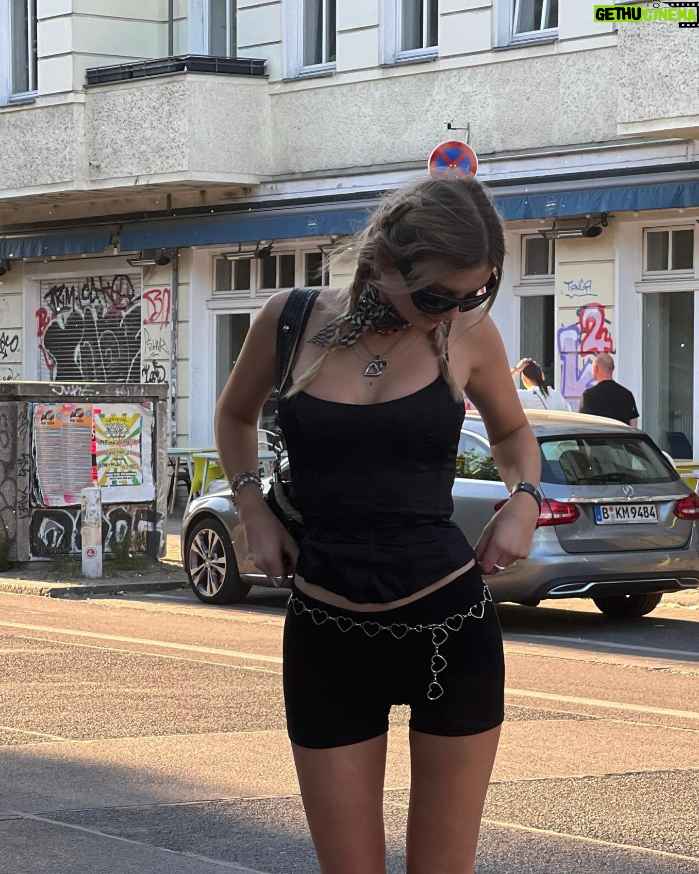 Julia Wulf Instagram - Ich voll auf allergietablette im pollensturm 🤙🏻💁♀️