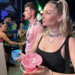Julia Wulf Instagram - Ein wenig mehr Urlaub für euch. Muss ehrlich aufhören mir um 10 Uhr morgens schon das erste Pad Thai reinzufahren aber sonst ist alles in bester Ordnung hier drüben. Ganz dicke ligrüs an euch kleine Bros 🫰🏻🦦 (das letzte war vor 2 Jahren hehe)