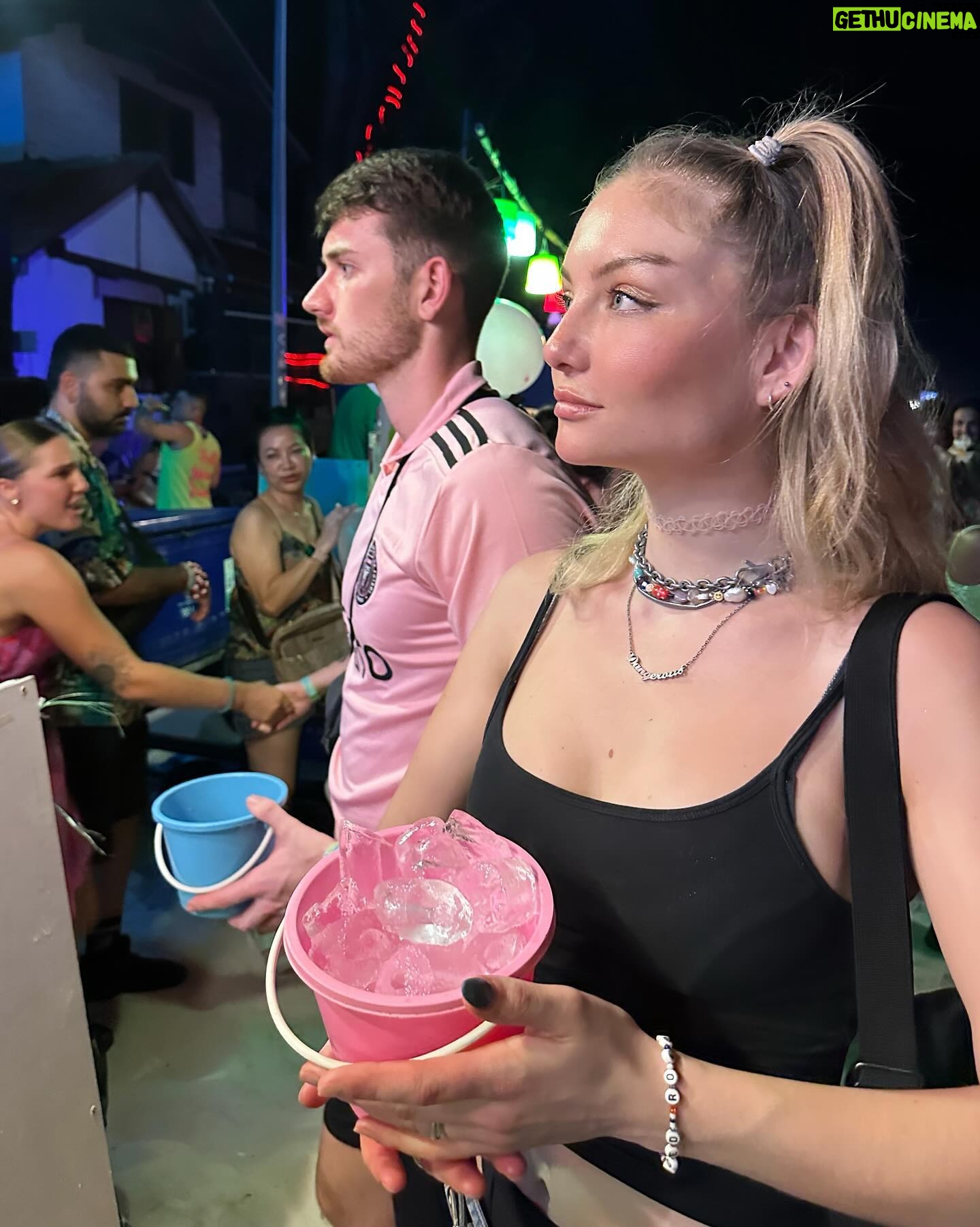 Julia Wulf Instagram - Ein wenig mehr Urlaub für euch. Muss ehrlich aufhören mir um 10 Uhr morgens schon das erste Pad Thai reinzufahren aber sonst ist alles in bester Ordnung hier drüben. Ganz dicke ligrüs an euch kleine Bros 🫰🏻🦦 (das letzte war vor 2 Jahren hehe)