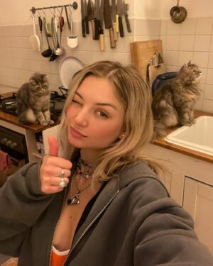 Julia Wulf Instagram - Nix was bisschen selbstbräuner und gute Laune nicht regeln könnte nä 🚨