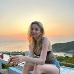 Julia Wulf Instagram - Ein wenig mehr Urlaub für euch. Muss ehrlich aufhören mir um 10 Uhr morgens schon das erste Pad Thai reinzufahren aber sonst ist alles in bester Ordnung hier drüben. Ganz dicke ligrüs an euch kleine Bros 🫰🏻🦦 (das letzte war vor 2 Jahren hehe)