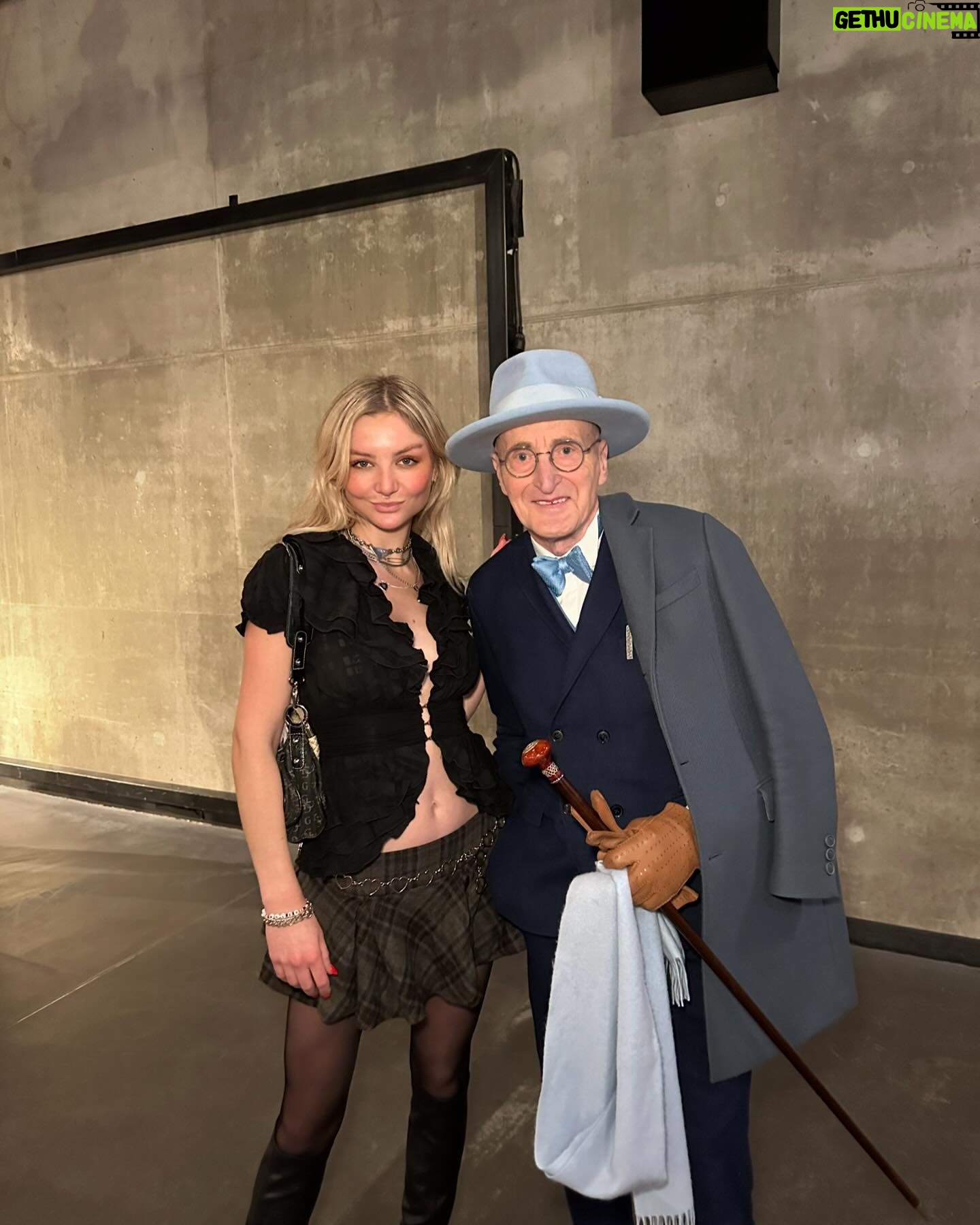 Julia Wulf Instagram - Welch eine ereignisreiche Woche sag ich euch. Ich bin mir unschlüssig drüber, ob ich in so kurzer Zeit schon mal vorher SO VIEL GEREDET habe. 🧨 ich liebe einfach es mich zu unterhalten, deswegen liebe ich auch Fashionweek so; Ganz viele tolle verschiedene Leute, die man vollabern kann. Ind die haben da auch noch Bock drauf! Und ganz viele tolle Komplimente bekommt man den ganzen Tag, das mag ich auch 🤡