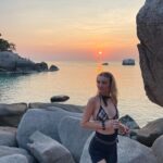Julia Wulf Instagram - Koh tao appreciation post ❤️🫳🏻 iwie war ich jetzt doch 10 Tage noch mal fett am gammlen und ÖLEN ALTA aber jetzt geht’s zurück. Richtig sad und richtig erfüllt zugleich 🤙🏻 wenn nur nicht dieses Problem mit den 8 Kilo vintage Klamotten die ich hier noch gekauft hab wäre …. Probleme für die Jules von morgen hehe