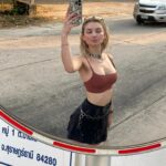 Julia Wulf Instagram - Ein wenig mehr Urlaub für euch. Muss ehrlich aufhören mir um 10 Uhr morgens schon das erste Pad Thai reinzufahren aber sonst ist alles in bester Ordnung hier drüben. Ganz dicke ligrüs an euch kleine Bros 🫰🏻🦦 (das letzte war vor 2 Jahren hehe)