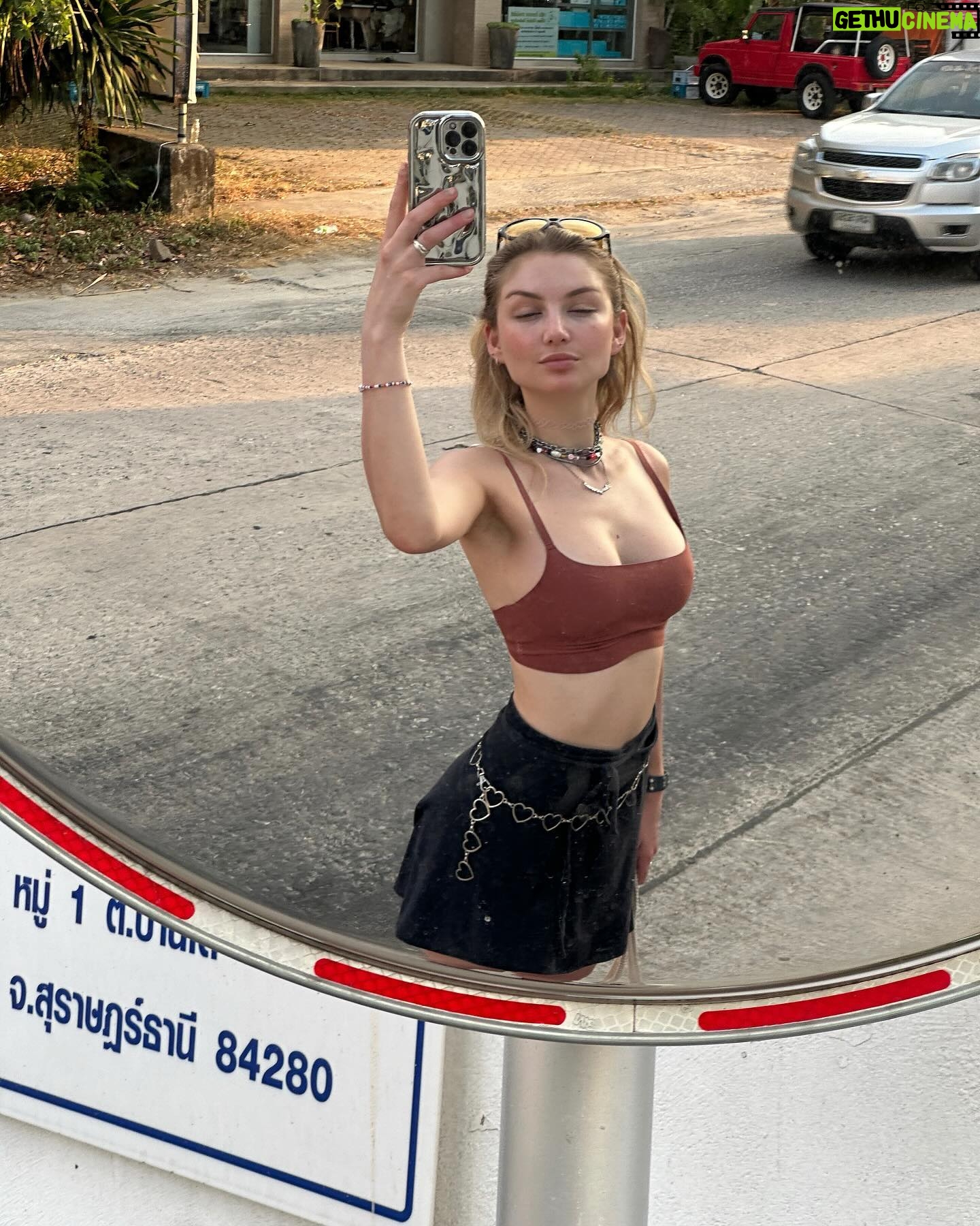 Julia Wulf Instagram - Ein wenig mehr Urlaub für euch. Muss ehrlich aufhören mir um 10 Uhr morgens schon das erste Pad Thai reinzufahren aber sonst ist alles in bester Ordnung hier drüben. Ganz dicke ligrüs an euch kleine Bros 🫰🏻🦦 (das letzte war vor 2 Jahren hehe)