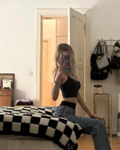 Julia Wulf Instagram - Meine Woche in a nutshell. Wie ich auch seit 2 Wochen einfach nix gepostet hab ey.. wenn ich keinen dazu auffordere ein Foto von mir zu machen macht auch keiner eins (wieso auch) Aber ich fordere halt nie Leute auf. Sollte ich mal wieder mit anfangen, ist ja beruflich nicht ganz so smart was ich hier mache 🙄💸🤓