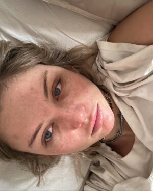 Julia Wulf Instagram - Meine Woche in a nutshell. Wie ich auch seit 2 Wochen einfach nix gepostet hab ey.. wenn ich keinen dazu auffordere ein Foto von mir zu machen  macht auch keiner eins (wieso auch)
Aber ich fordere halt nie Leute auf. Sollte ich mal wieder mit anfangen, ist ja beruflich nicht ganz so smart was ich hier mache 🙄💸🤓