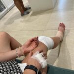 Julia Wulf Instagram - Ramponierte Sau statt rampensau- Thailand du hast mich wahrlich aussenander genommen. Angefangen mit ner 5 h verspäteten Ankunft mit 10 minütigen Ohnmachtsanfall mitten in der Luft im Flugzeug vor den Toiletten, Gepäck für 149€ am Airport dazu buchen müssen damit es dann 7 Tage VERSPÄTET ankommt, in der Zeit 2 Flüge verpasst, Kreditkarte verloren, mein Pass fast abgelaufen, dann mit dem Scooter auf Sand weggerutscht und nen Unfall gehabt mit EXTREMEN Schmerzen und Antibiotika jetzt, 3 Riesen Beulen am Kopf weil ich zu groß bin für die Architektur und mich ständig stoße aufgrund des humpelns, dann ist mir gestern noch EINFACH SO so mein Handy kaputt gegangen und ich habe für 400€!! Ein iPhone 12 gekauft um dann rauszufindenden, dass es nur 84% Akku stärke hat und man merkt es. Stark. Zu letzt dann heute noch die deutsche Simkarte verloren mit der ich E-Mail, WhatsApp, Bank…aktivieren könnte. Könnte.. ja. Zu guter letzt noch nen miesen blähbauch wegen der Antibiotika aber hey! MORGEN BALI ODER WAASSSS LETS GETTID und ein großes KOORB UNN KA an Thailand. Es war mir ein Fest DEGGAAAAH 🤙🏻🤙🏻🤙🏻🤙🏻🤙🏻🤙🏻🤙🏻🤙🏻 ** Nachtrag: kann nicht nach Bali fliegen weil der pass keine 6 Monate mehr gültig ist, ich hab ehrlich total Fieber bekommen (glaube wegen der Antibiotika) und super dollen Husten eh seit Tagen, UND DANN NOCH MEINE TAGE und unterbleibkrämpfe hahahaahh fliege jetzt nach Bangkok (alleine) und dann..mal sehen