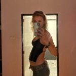 Julia Wulf Instagram - Ramponierte Sau statt rampensau- Thailand du hast mich wahrlich aussenander genommen. Angefangen mit ner 5 h verspäteten Ankunft mit 10 minütigen Ohnmachtsanfall mitten in der Luft im Flugzeug vor den Toiletten, Gepäck für 149€ am Airport dazu buchen müssen damit es dann 7 Tage VERSPÄTET ankommt, in der Zeit 2 Flüge verpasst, Kreditkarte verloren, mein Pass fast abgelaufen, dann mit dem Scooter auf Sand weggerutscht und nen Unfall gehabt mit EXTREMEN Schmerzen und Antibiotika jetzt, 3 Riesen Beulen am Kopf weil ich zu groß bin für die Architektur und mich ständig stoße aufgrund des humpelns, dann ist mir gestern noch EINFACH SO so mein Handy kaputt gegangen und ich habe für 400€!! Ein iPhone 12 gekauft um dann rauszufindenden, dass es nur 84% Akku stärke hat und man merkt es. Stark. Zu letzt dann heute noch die deutsche Simkarte verloren mit der ich E-Mail, WhatsApp, Bank…aktivieren könnte. Könnte.. ja. Zu guter letzt noch nen miesen blähbauch wegen der Antibiotika aber hey! MORGEN BALI ODER WAASSSS LETS GETTID und ein großes KOORB UNN KA an Thailand. Es war mir ein Fest DEGGAAAAH 🤙🏻🤙🏻🤙🏻🤙🏻🤙🏻🤙🏻🤙🏻🤙🏻 ** Nachtrag: kann nicht nach Bali fliegen weil der pass keine 6 Monate mehr gültig ist, ich hab ehrlich total Fieber bekommen (glaube wegen der Antibiotika) und super dollen Husten eh seit Tagen, UND DANN NOCH MEINE TAGE und unterbleibkrämpfe hahahaahh fliege jetzt nach Bangkok (alleine) und dann..mal sehen