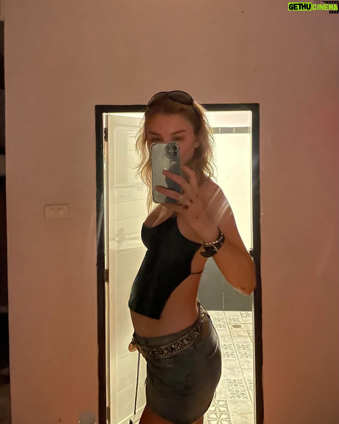 Julia Wulf Instagram - Ramponierte Sau statt rampensau- Thailand du hast mich wahrlich aussenander genommen. Angefangen mit ner 5 h verspäteten Ankunft mit 10 minütigen Ohnmachtsanfall mitten in der Luft im Flugzeug vor den Toiletten, Gepäck für 149€ am Airport dazu buchen müssen damit es dann 7 Tage VERSPÄTET ankommt, in der Zeit 2 Flüge verpasst, Kreditkarte verloren, mein Pass fast abgelaufen, dann mit dem Scooter auf Sand weggerutscht und nen Unfall gehabt mit EXTREMEN Schmerzen und Antibiotika jetzt, 3 Riesen Beulen am Kopf weil ich zu groß bin für die Architektur und mich ständig stoße aufgrund des humpelns, dann ist mir gestern noch EINFACH SO so mein Handy kaputt gegangen und ich habe für 400€!! Ein iPhone 12 gekauft um dann rauszufindenden, dass es nur 84% Akku stärke hat und man merkt es. Stark. Zu letzt dann heute noch die deutsche Simkarte verloren mit der ich E-Mail, WhatsApp, Bank…aktivieren könnte. Könnte.. ja. Zu guter letzt noch nen miesen blähbauch wegen der Antibiotika aber hey! MORGEN BALI ODER WAASSSS LETS GETTID und ein großes KOORB UNN KA an Thailand. Es war mir ein Fest DEGGAAAAH 🤙🏻🤙🏻🤙🏻🤙🏻🤙🏻🤙🏻🤙🏻🤙🏻 ** Nachtrag: kann nicht nach Bali fliegen weil der pass keine 6 Monate mehr gültig ist, ich hab ehrlich total Fieber bekommen (glaube wegen der Antibiotika) und super dollen Husten eh seit Tagen, UND DANN NOCH MEINE TAGE und unterbleibkrämpfe hahahaahh fliege jetzt nach Bangkok (alleine) und dann..mal sehen