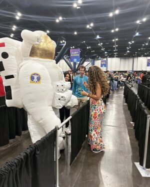 Juliana Harkavy Instagram - Fell in love with #Houston this weekend. Warm people, warm weather, epic food, good friends, and an amazing convention hosted by @houstoncomicpalooza

Thank you for having us! ✌🏽💕