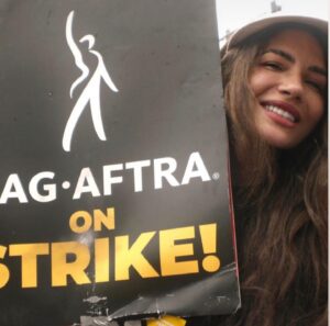 Juliana Harkavy Instagram - So empowering and equally surreal suiting up with my Arrow family to picket outside of WB studios yesterday. Thank you to everyone who came out to show your support!! 🏹💚🪧#sagaftrastrike #wgastrike #sagaftrastrong #wgastrong #teamarrow