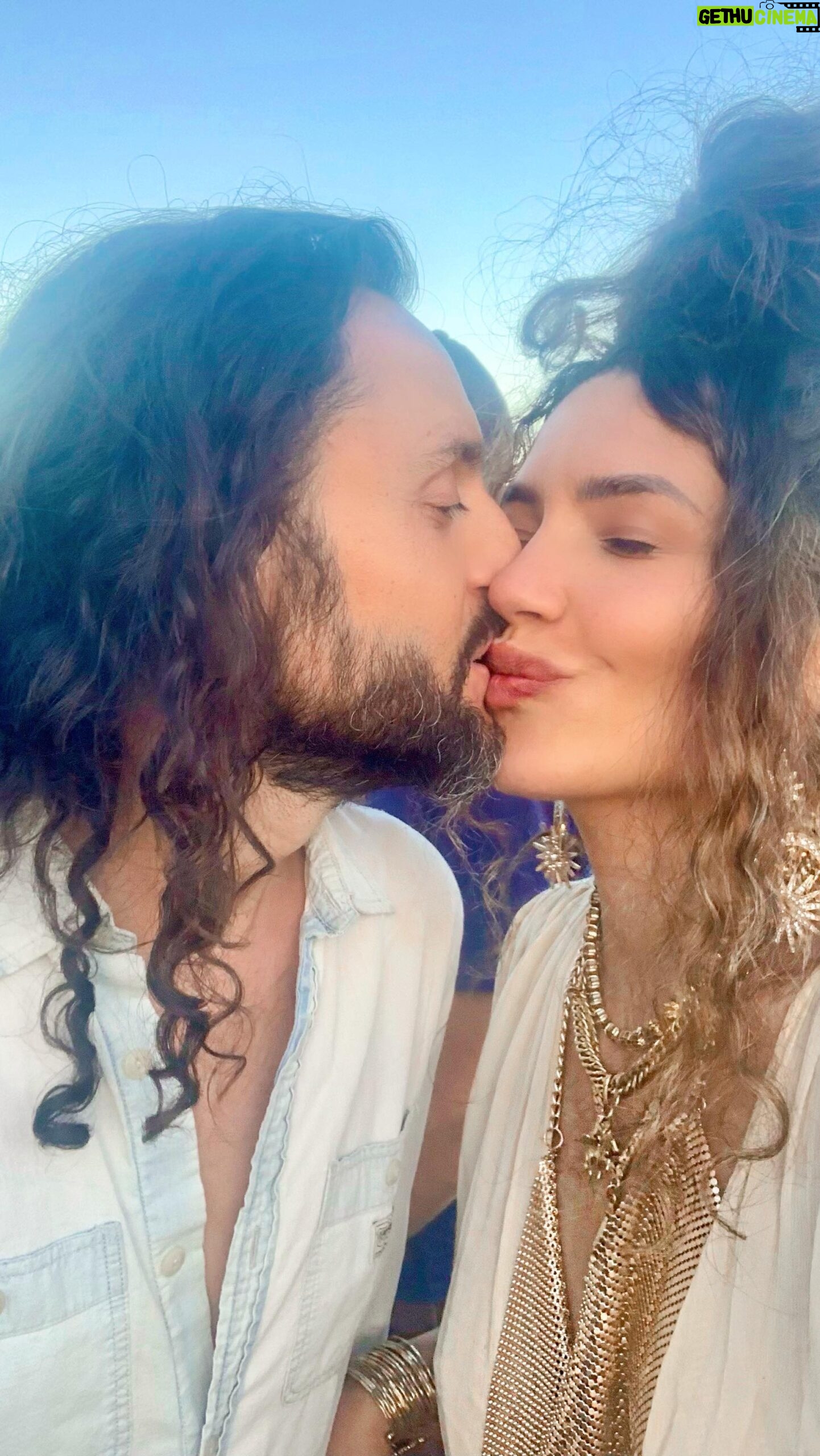 Juliana Harkavy Instagram - Would you be “wrong for a week” to heal your relationship? 🙊🫂♥️ My therapist gave me this exercise to try early in my relationship with my husband @meimand.coaching and it changed the game. Now I do it whenever I want to deepen my level of presence, joy, and gratitude in my marriage. If your partner’s “human-ness” is triggering you, chances are it’s time for you to take responsibility for your own feelings and reactions. Don’t ruin your relationship by fixating on micro-annoyances. Fixate on the love. ✨ 🚩Note: this exercise is *not* for cases of abuse. If you are in an abusive relationship, please seek help immediately. 📞🫶🏽 #relationshipadvice #marriagetips #marriage #couplestherapy #therapy #relationshipgoals #happilyeverafter #couplesgoals #marriedlife #couplescounseling #selfhelp #family #familytherapy #lifepartner #communication #compassion #soulmates #makeitlast #lovewins #nobodysperdect #selflove #healing #bethechange #worthit #happiness #relationships #relationshiphelp #polarity #happyhome #partnership
