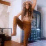 Juliana Harkavy Instagram - It's always the right time for a hoedown.🤠🎸🎶 #texasholdem #texasholdemdancechallenge #country #countrygirl #countrymusic #beyonce #beyoncetexasholdem #dance #dancechallenge #moveyourbody #havefun #lightenup #cowgirlboots #cowgirl #yeehaw #linedance #southerncharm #wildwest #westernstyle #westernmusic #dancingqueen #movement #dancedancedance #easydancesteps #likearhinestonecowboy #thisainttexas #funathome #hoedown #rideemcowboy