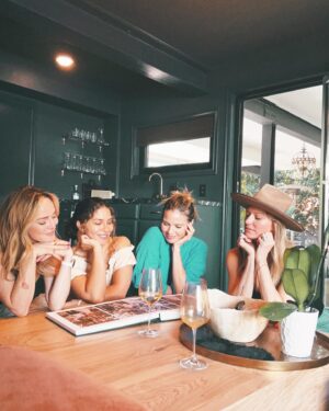Juliana Harkavy Instagram - Oh what a beautiful day... ♥️🌞🌾
@caitylotz @katrinalaw @jesmacallan
