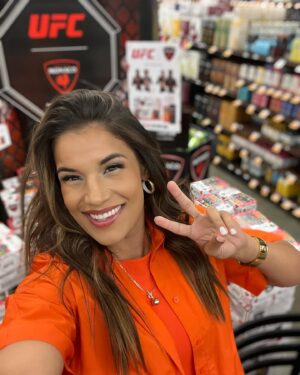 Julianna Peña Instagram - Massive thank you to @drinkmonaco @tonysfreshmarket @ufc for hosting me at today’s #meetandgreets ! #thepeñapower #twoshotsineverycan #drinkmonaco #mmgirl 🥊💥🥊💥🥊💥🥊💥🥂