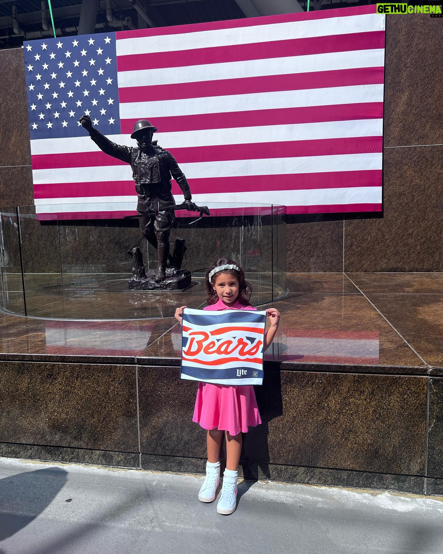 Julianna PeΓ±a Instagram - @chicagobears #sundayfunday #photodump with my gur #chicago #chicagobears #dabears #nfl #mommydaughter #thatsmybaby #peΓ±apower #football #footballseason #week1 #rivals #bearsvspackers πππππππ