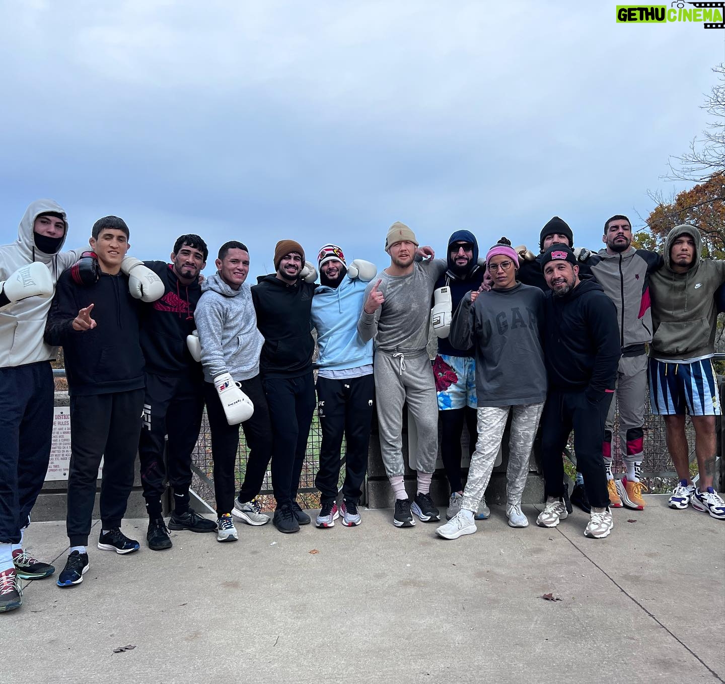 Julianna Peña Instagram - Happy Friday from my #squad to yours! @vfs_academy #vfskillers #paloshills #swallowcliff #runningstairs