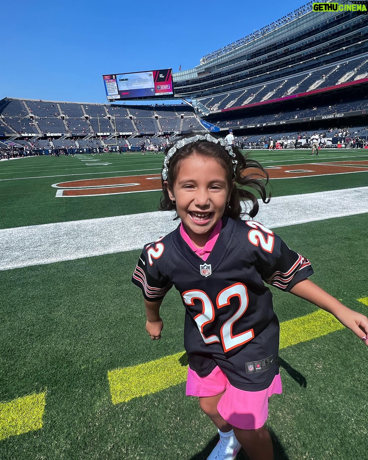 Julianna PeΓ±a Instagram - @chicagobears #sundayfunday #photodump with my gur #chicago #chicagobears #dabears #nfl #mommydaughter #thatsmybaby #peΓ±apower #football #footballseason #week1 #rivals #bearsvspackers πππππππ