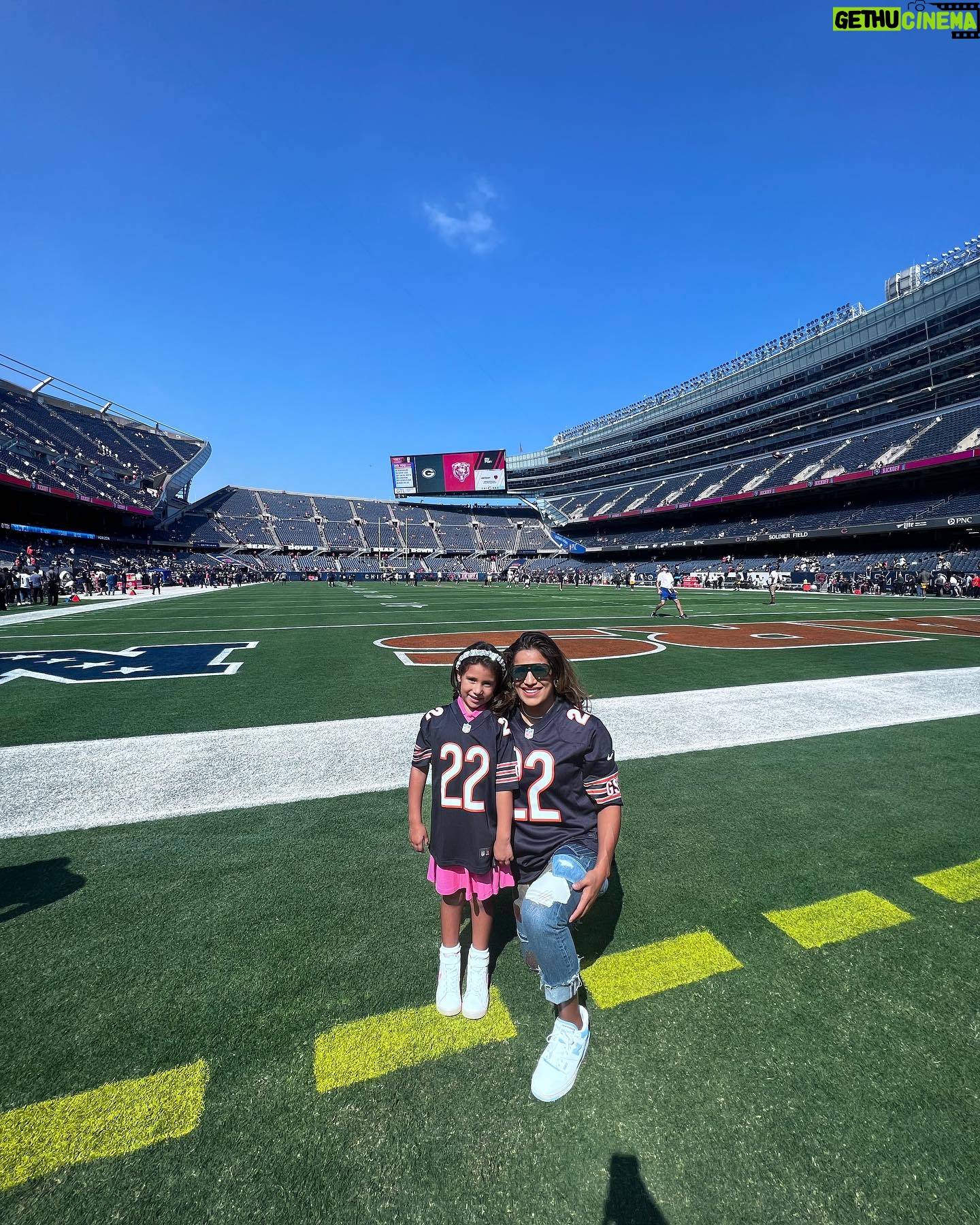 Julianna PeΓ±a Instagram - @chicagobears #sundayfunday #photodump with my gur #chicago #chicagobears #dabears #nfl #mommydaughter #thatsmybaby #peΓ±apower #football #footballseason #week1 #rivals #bearsvspackers πππππππ