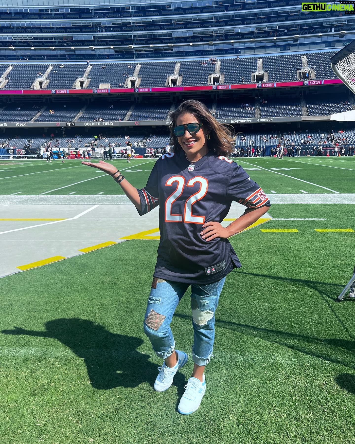 Julianna PeΓ±a Instagram - @chicagobears #sundayfunday #photodump with my gur #chicago #chicagobears #dabears #nfl #mommydaughter #thatsmybaby #peΓ±apower #football #footballseason #week1 #rivals #bearsvspackers πππππππ