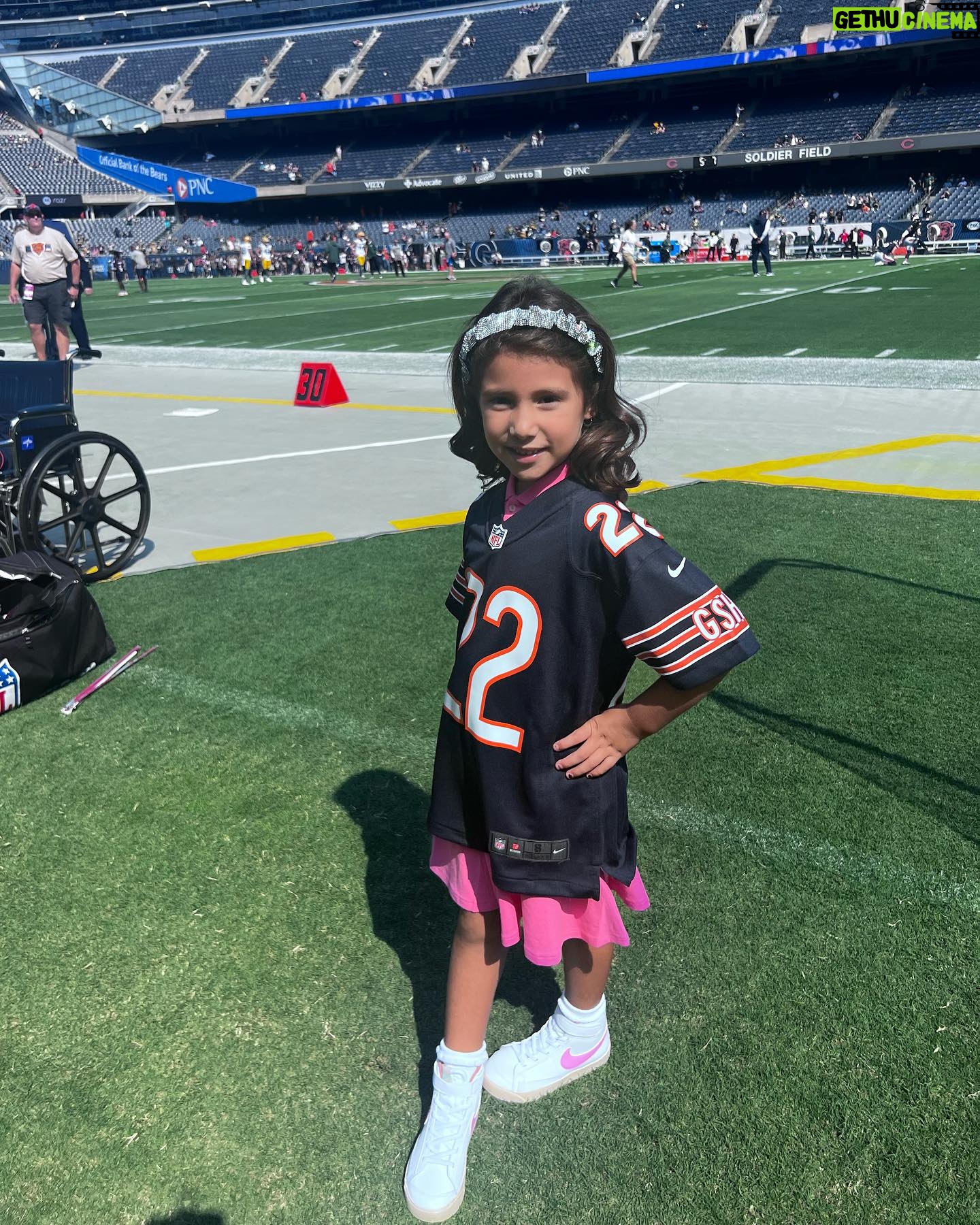 Julianna PeΓ±a Instagram - @chicagobears #sundayfunday #photodump with my gur #chicago #chicagobears #dabears #nfl #mommydaughter #thatsmybaby #peΓ±apower #football #footballseason #week1 #rivals #bearsvspackers πππππππ